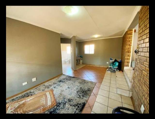 4 BEDROOM TOWNHOUSE FOR SALE IN CASTLEVIEW